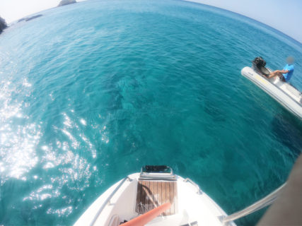 【ミロス島クルーズ】白の断崖絶壁を眺めながら透明度の高いエーゲ海で泳げちゃうクルーズに是非参加しよう！ | ミロス島アダマス