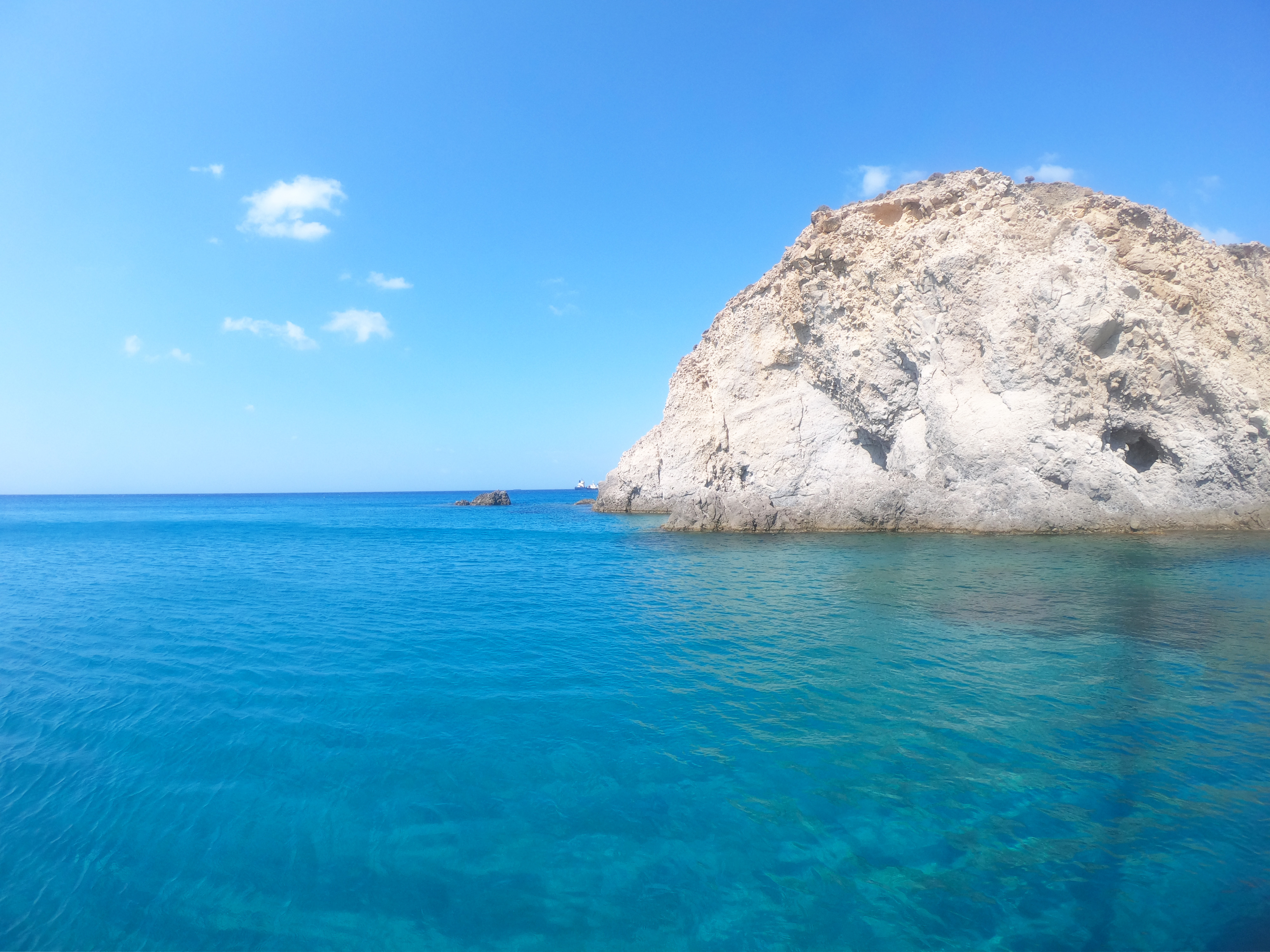 ミロス島クルーズ 白の断崖絶壁を眺めながら透明度の高いエーゲ海で泳げちゃうクルーズに是非参加しよう ミロス島アダマス Trieat